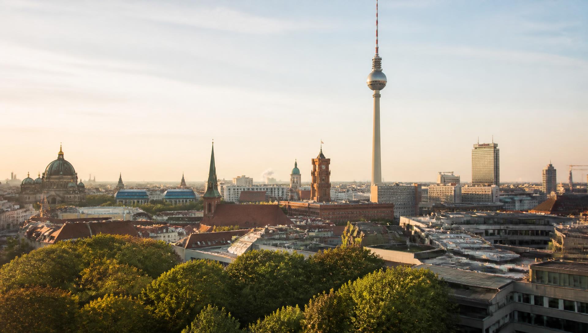 Helle Berliner Skyline mit Fernsehturm im warmen Morgenlicht